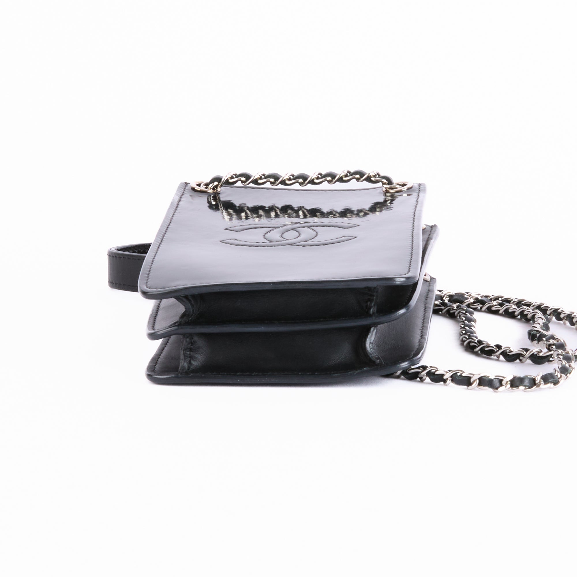 CHANEL - CC Logo Phone Case shoulder bag in black patent leather - Handbag 