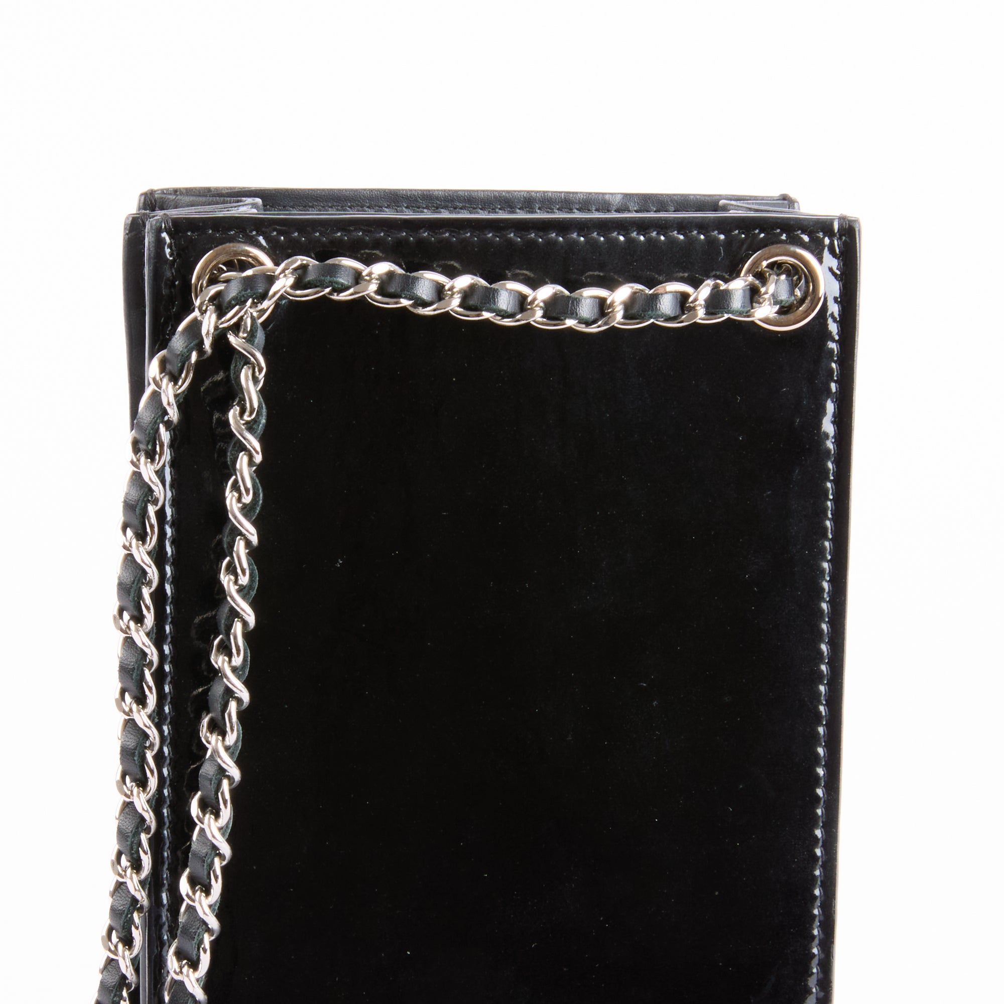 CHANEL - CC Logo Phone Case shoulder bag in black patent leather - Handbag 