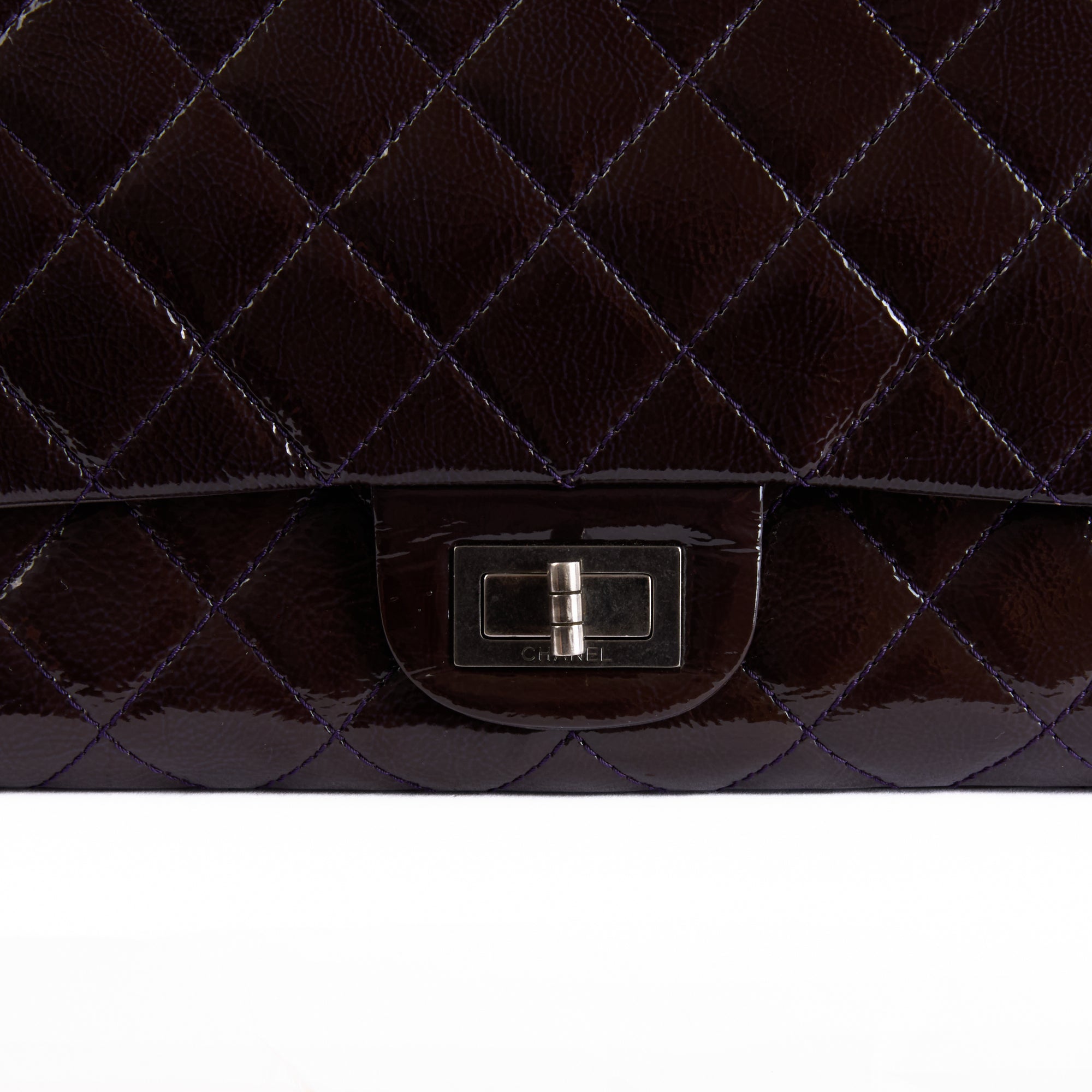 CHANEL - Sac bandoulière 2.55 Jumbo cuir vernis violet - Hand bag