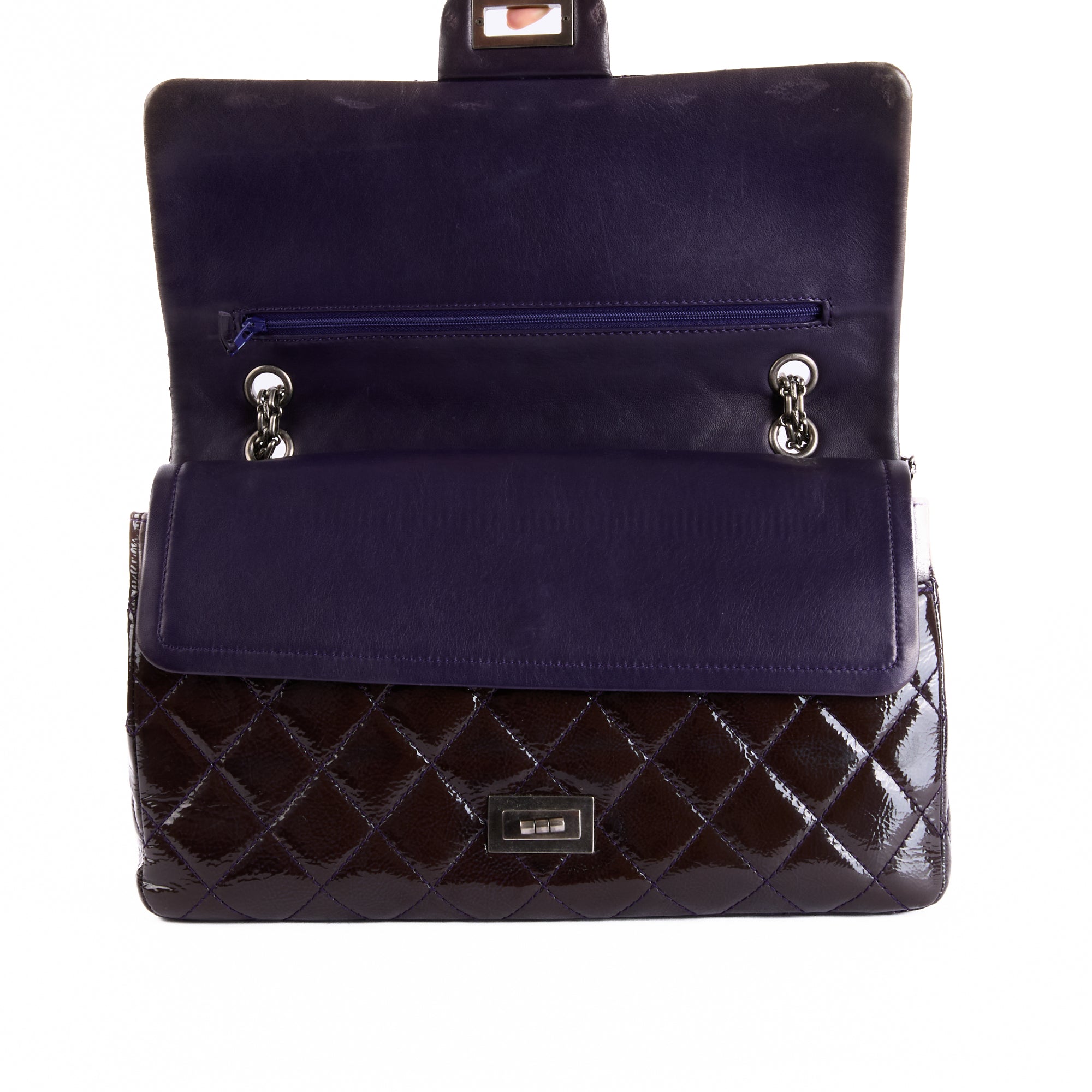CHANEL - Sac bandoulière 2.55 Jumbo cuir vernis violet - Hand bag