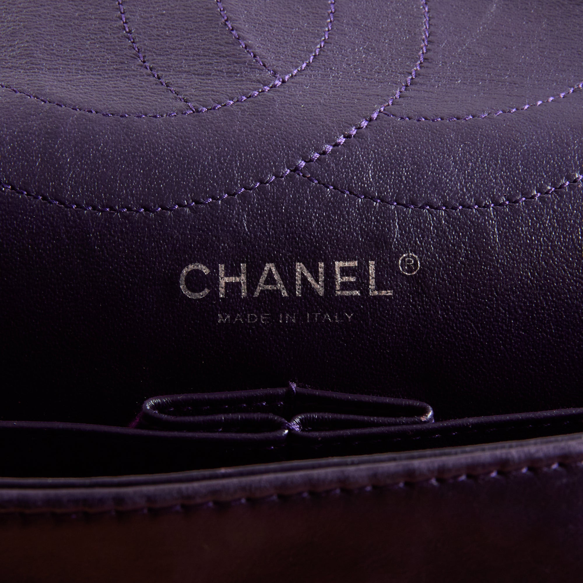 CHANEL - Sac bandoulière 2.55 Jumbo cuir vernis violet - Hand bag
