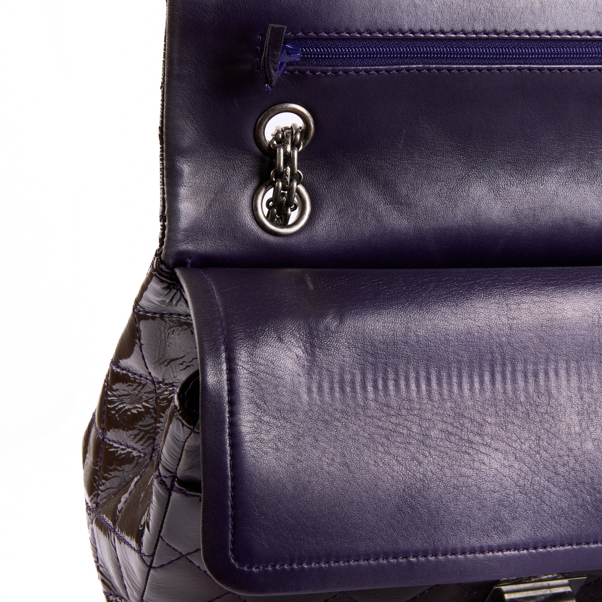 CHANEL - Sac bandoulière 2.55 Jumbo cuir vernis violet - Hand bag