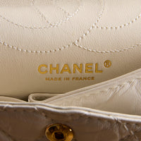 CHANEL - Sac bandoulière 2.55 Classique Medium cuir blanc - Hand bag