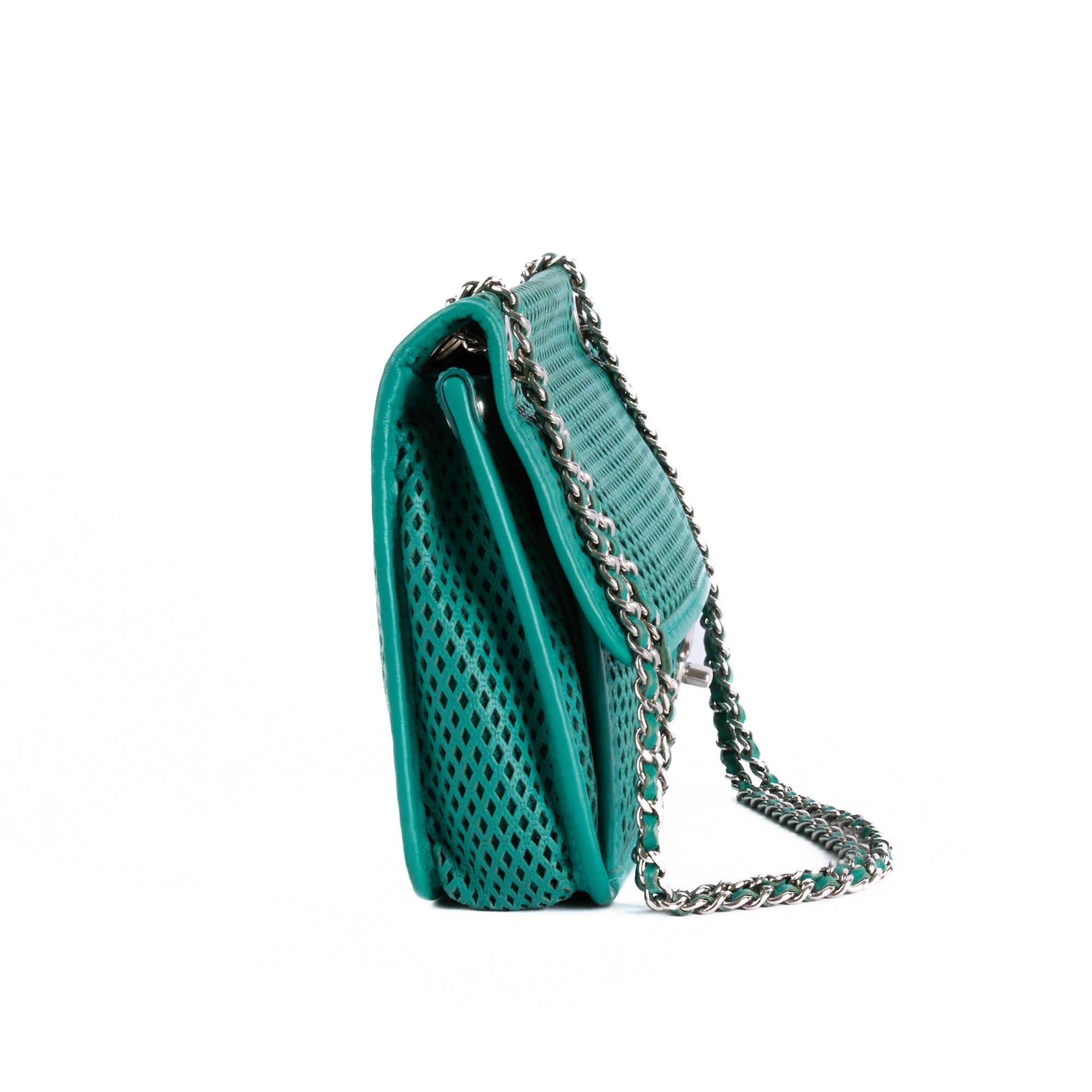 CHANEL - Sac bandoulière Up in the Air cuir perforé vert - Hand bag