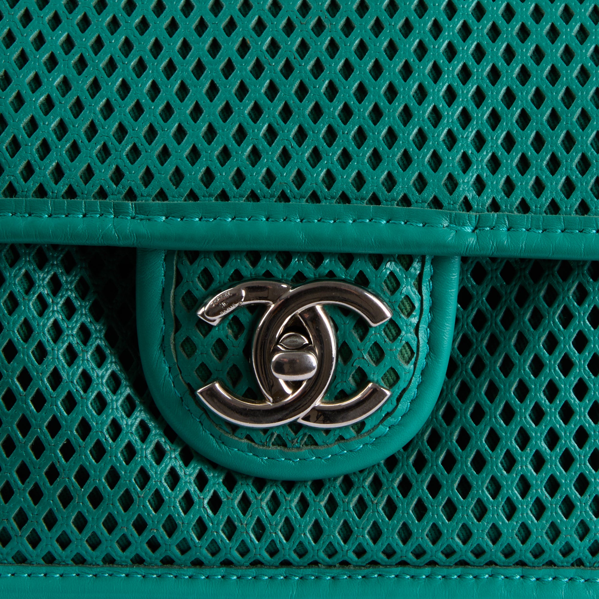 CHANEL - Sac bandoulière Up in the Air cuir perforé vert - Hand bag