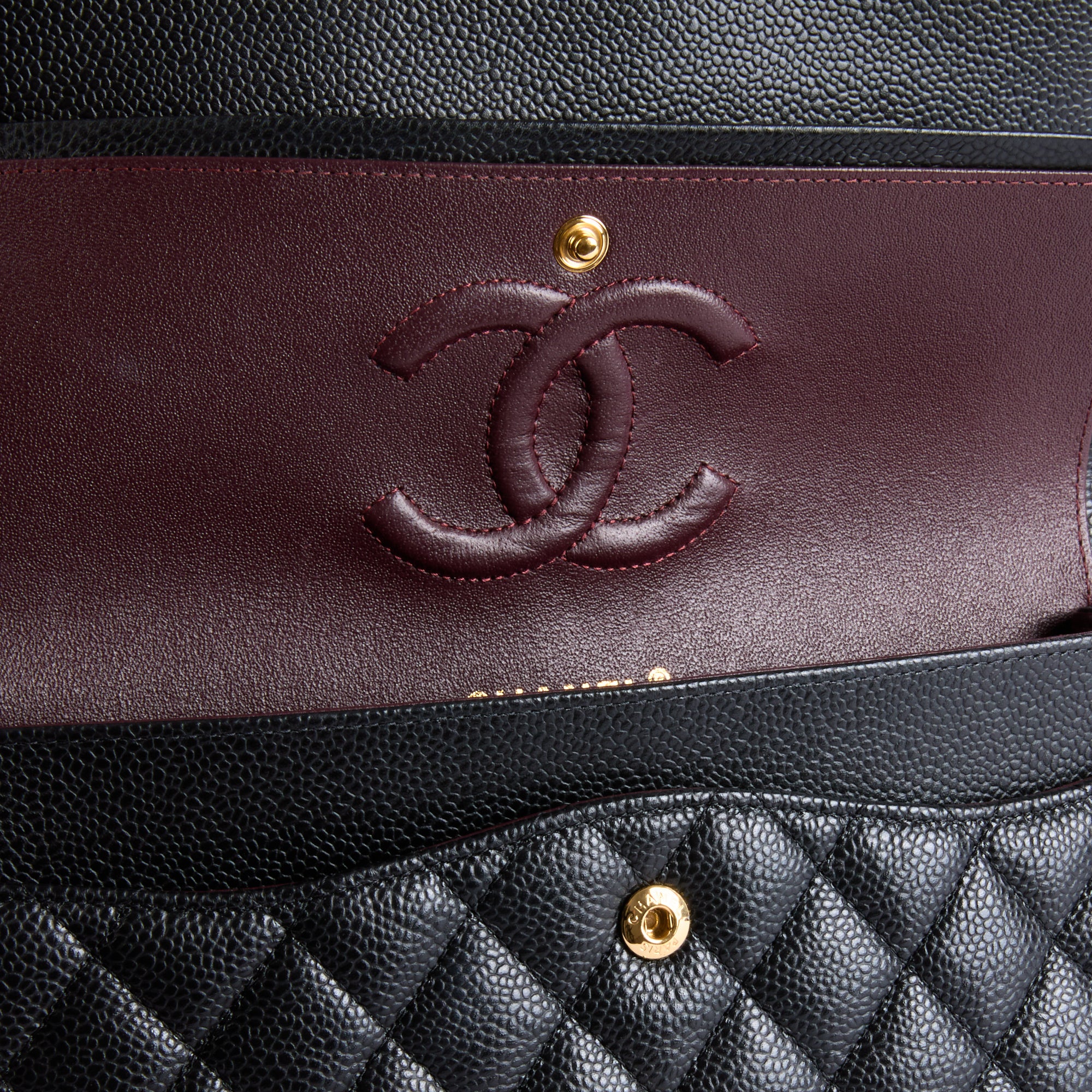 CHANEL - Sac bandoulière Timeless Medium Classique cuir caviar noir - Hand bag